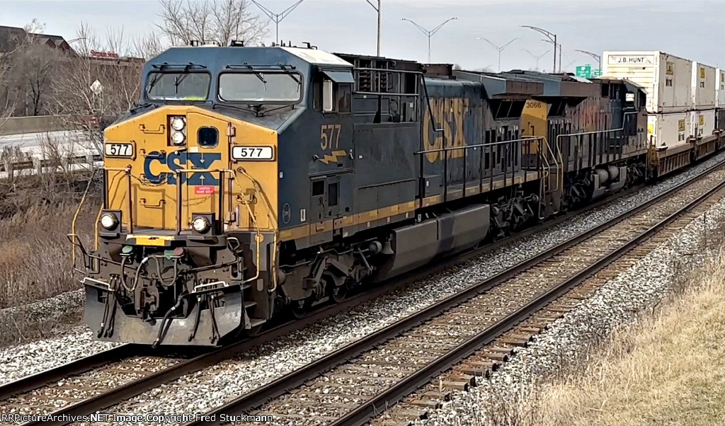 CSX 577 leads I137.